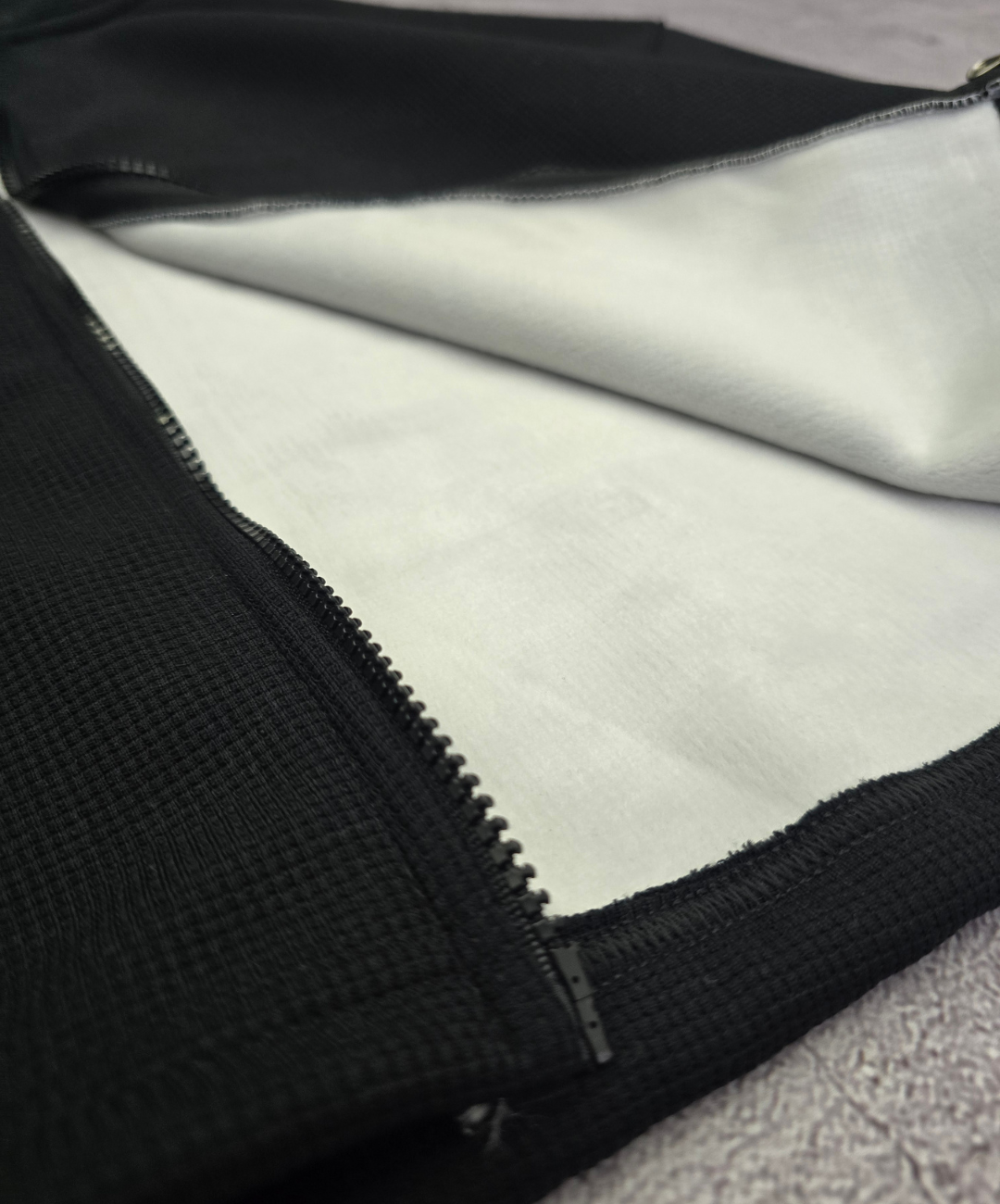 CAMPERA POLAR CROP NEGRO